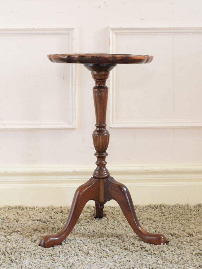 アンティークコーヒーテーブルの側面