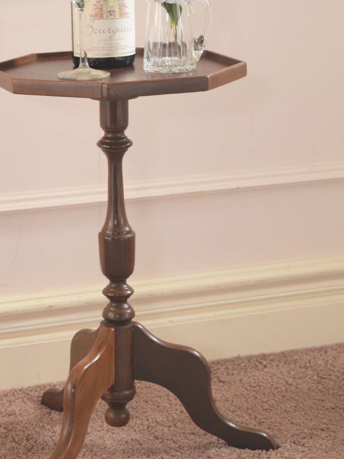 英国スタイルのアンティークテーブル