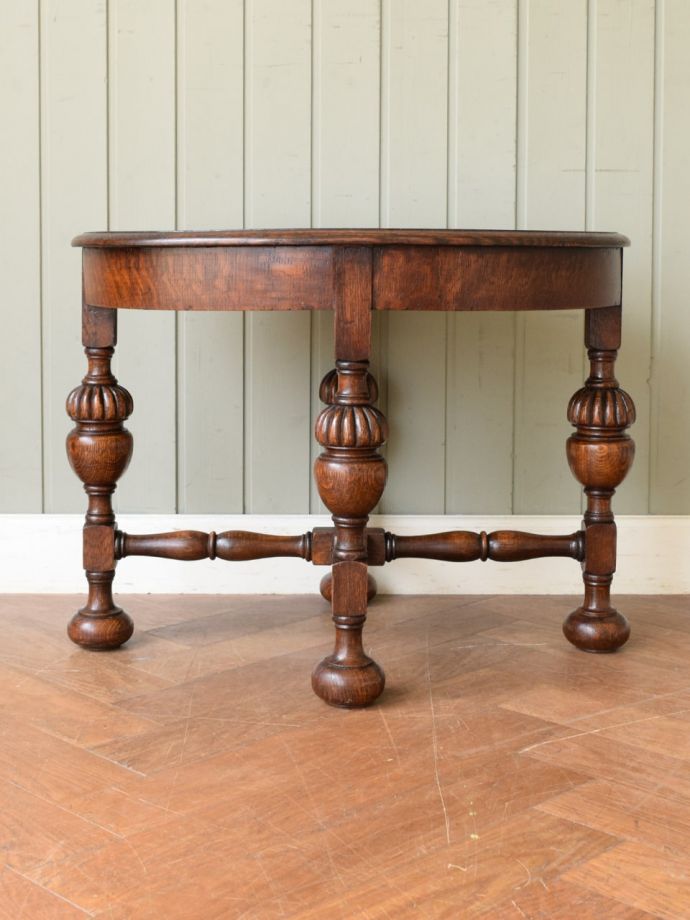 アンティークテーブルの横顔