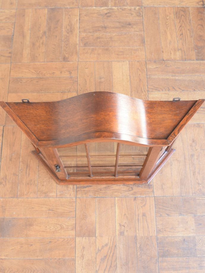 アンティークのキャビネットの天板