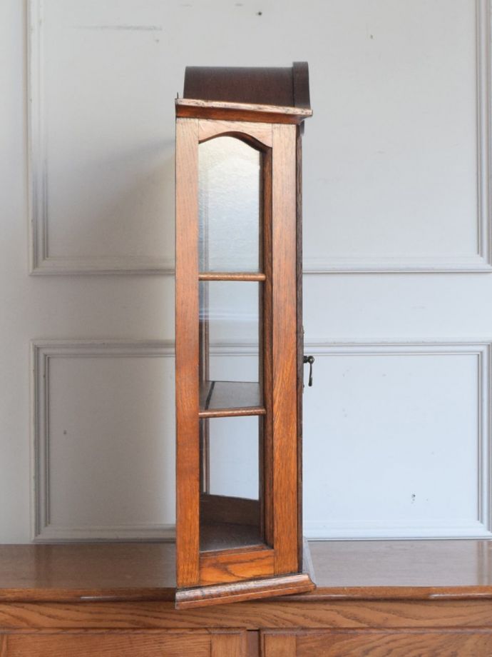 アンティークキャビネットの側面