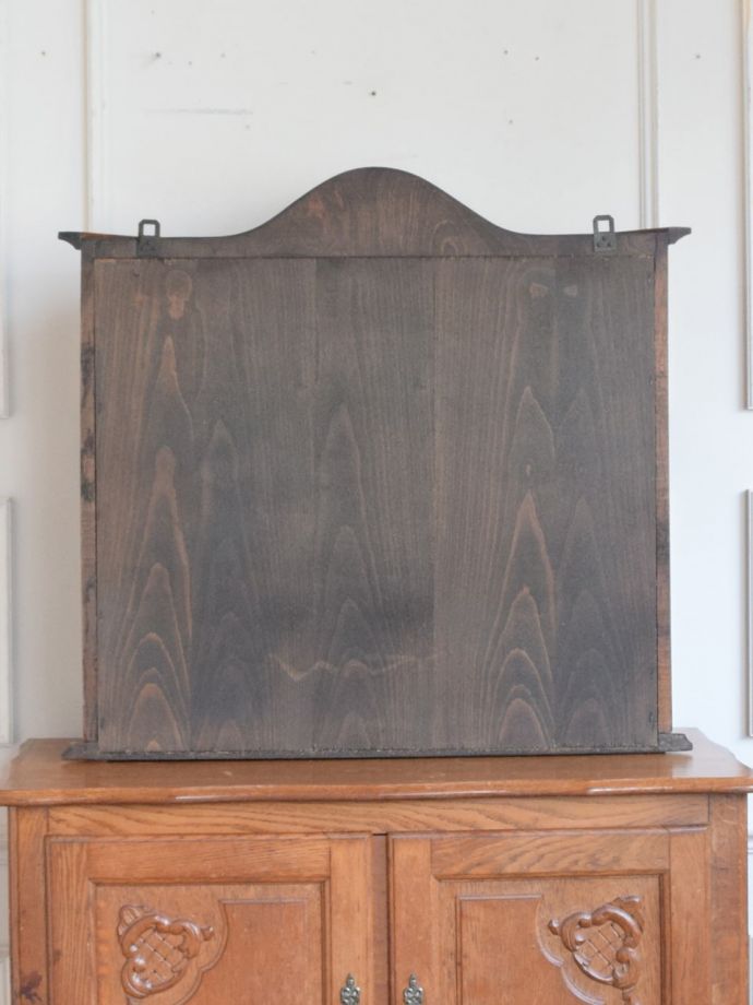 キャビネットの後ろ姿