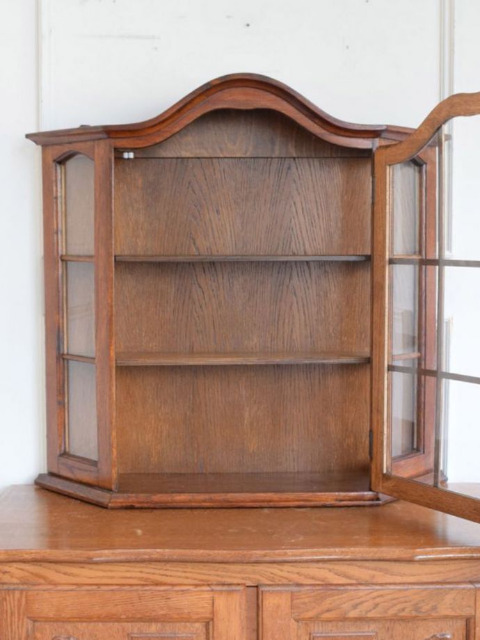 アンティークのキャビネットの扉の中