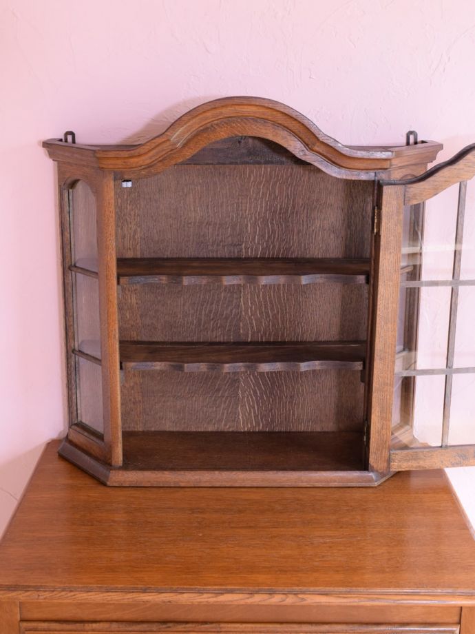 アンティークのキャビネットの扉の中