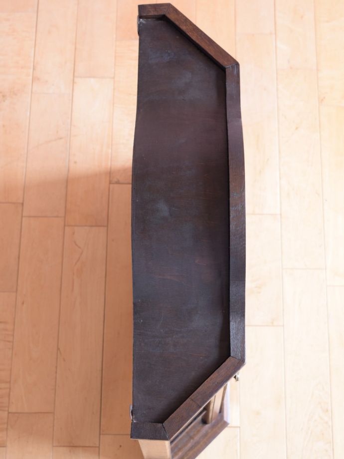 アンティークのキャビネットの天板