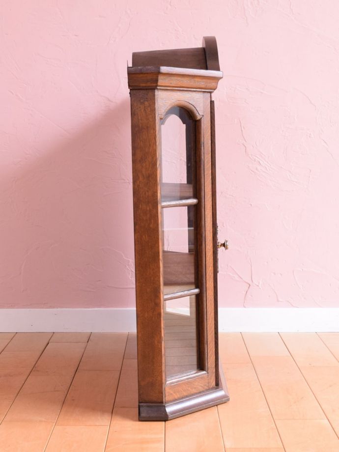 アンティークキャビネットの側面