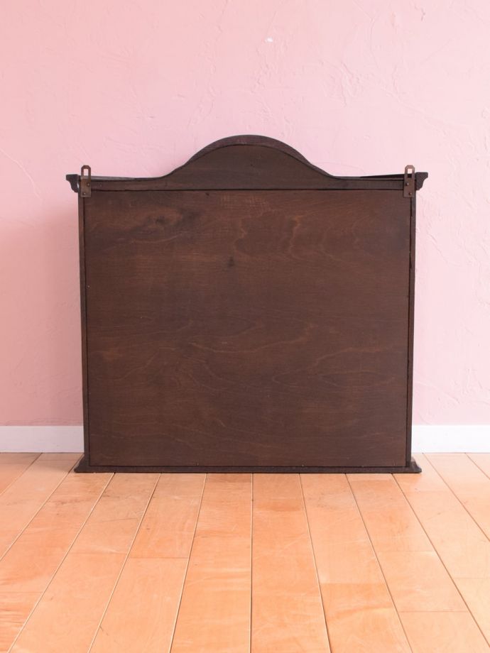 キャビネットの後ろ姿