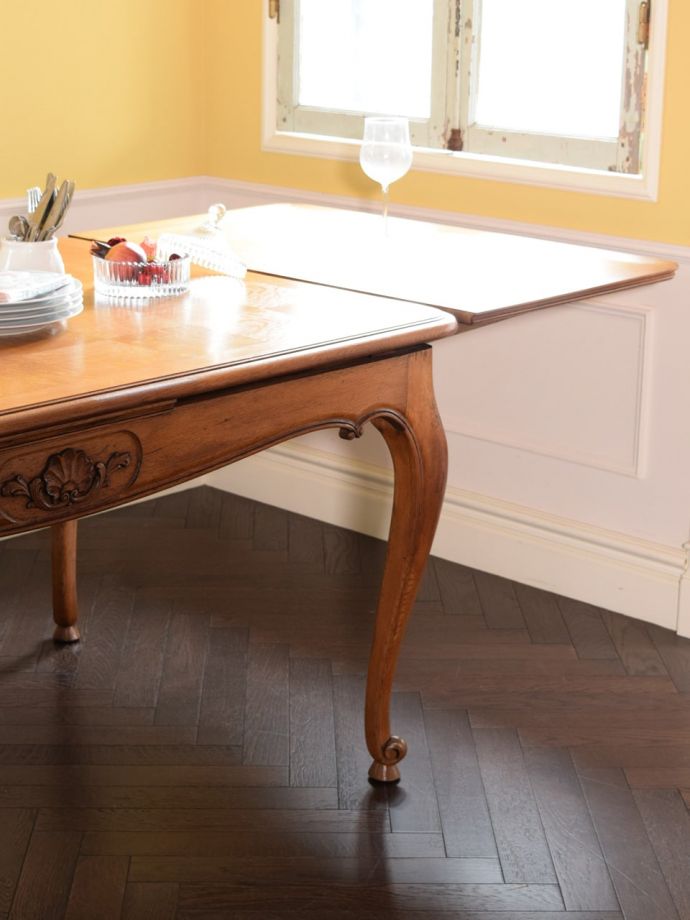 フランスの家具らしい美しい猫脚