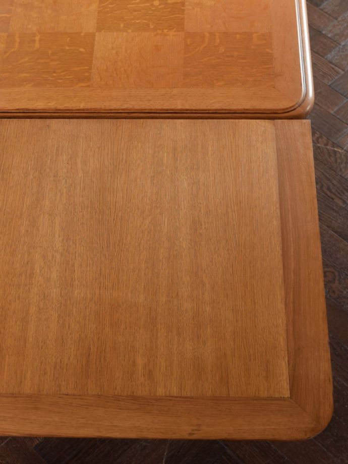 美しいパーケットリーのダイニングテーブル