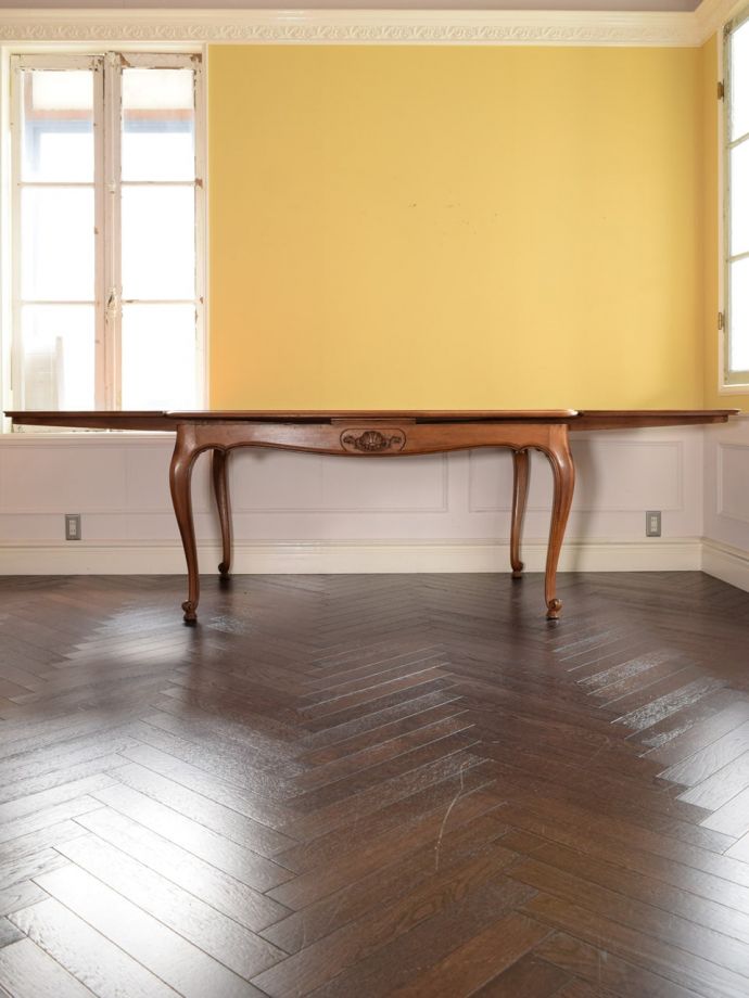 両方のリーフを開いた伸長式テーブル