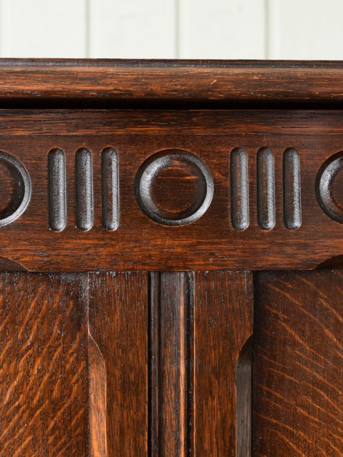 英国アンティーク家具らしい装飾