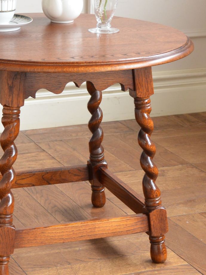 英国のアンティーク家具らしいデザイ