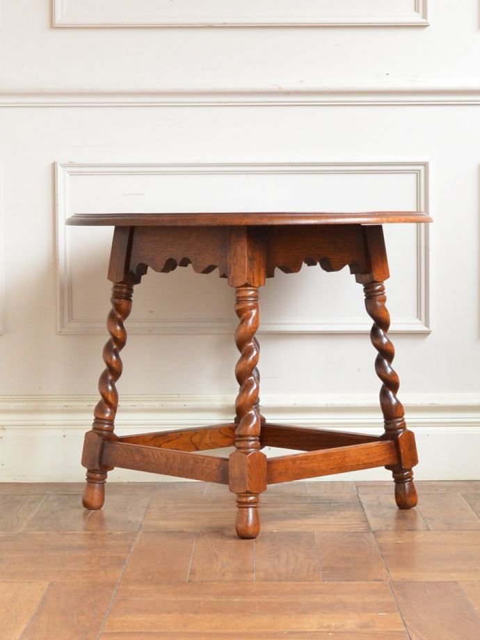 コーヒーテーブルの後ろ姿