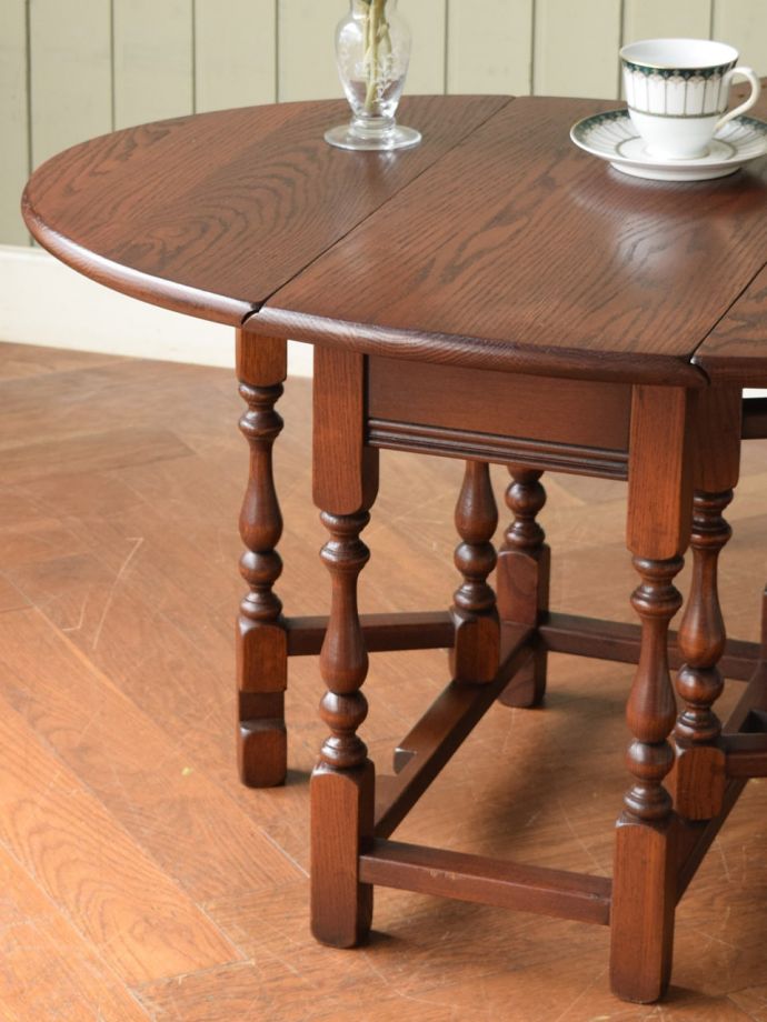 おしゃれなアンティークの伸長式テーブル