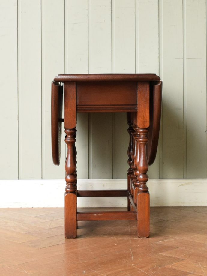 ゲートレッグテーブルの側面