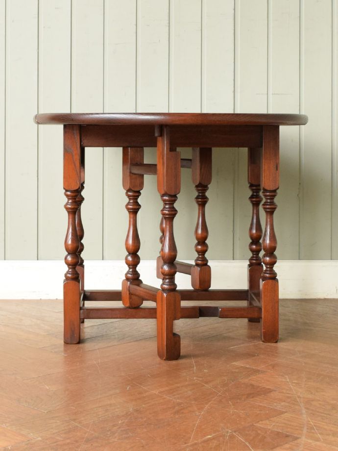 ゲートレッグテーブルの横顔