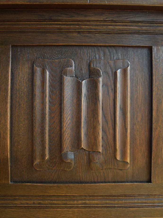 英国アンティーク家具らしい装飾