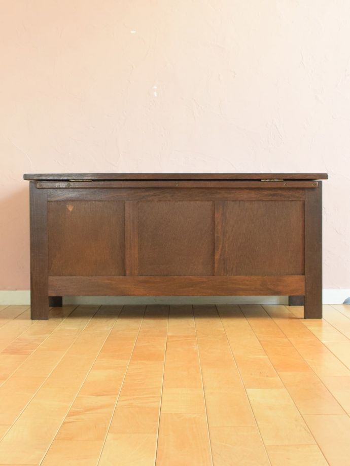 ブランケットボックスの後ろ姿