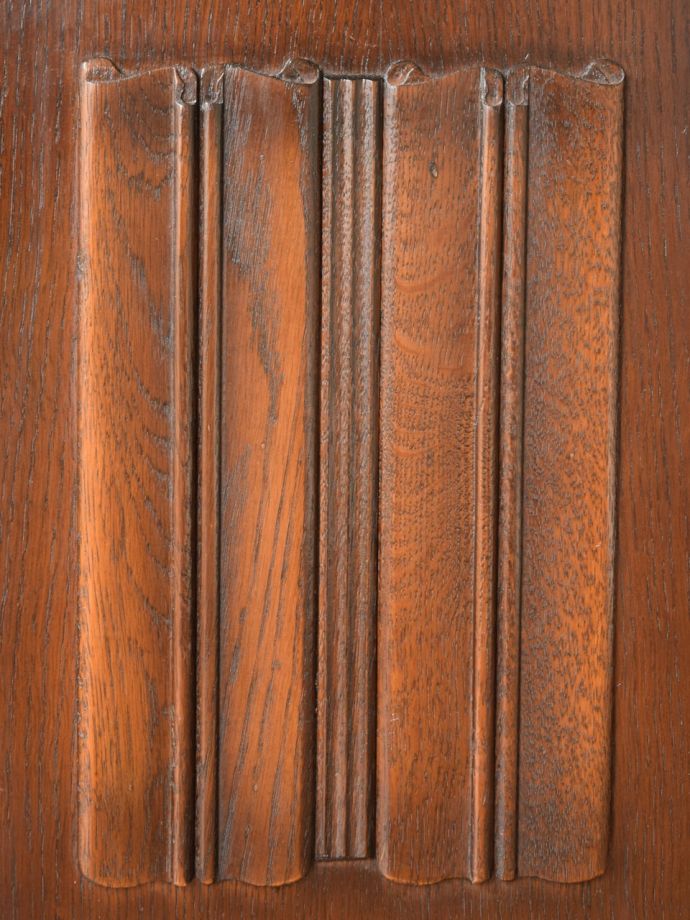 英国アンティーク家具らしい装飾