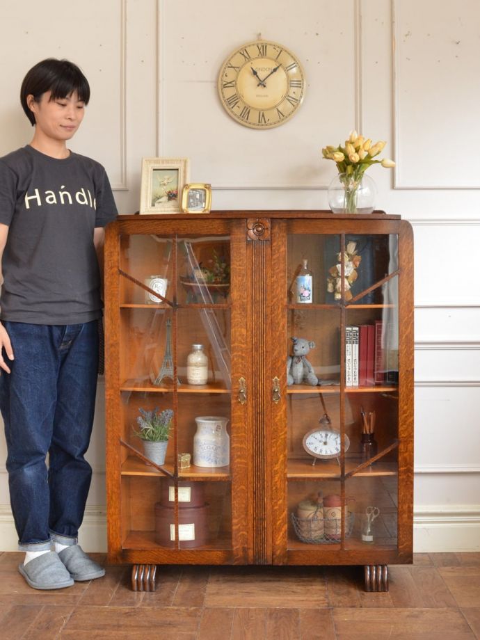 英国アンティークのキャビネット