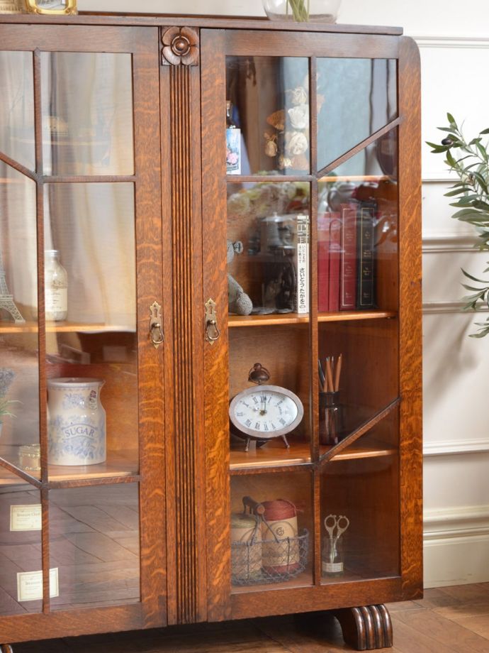 アンティーク家具らしさが漂うキャビネット