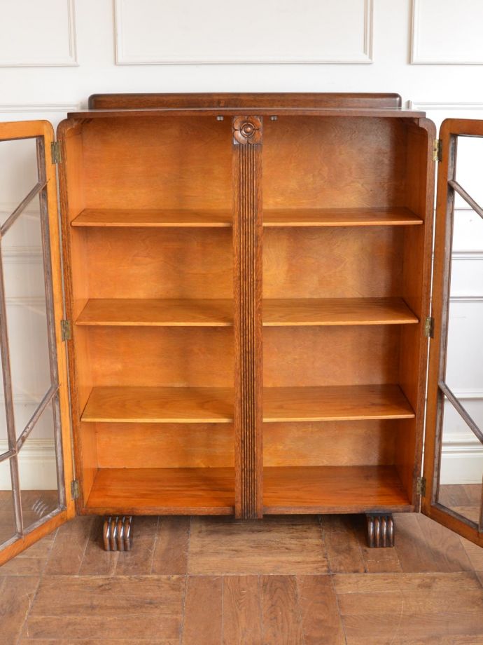 アンティークキャビネットの扉の中