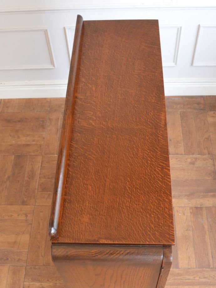 アンティークのキャビネットの天板