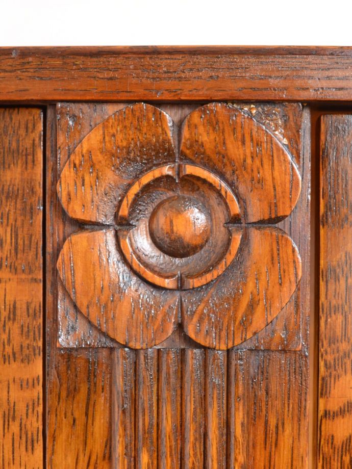 英国アンティーク家具らしい装飾