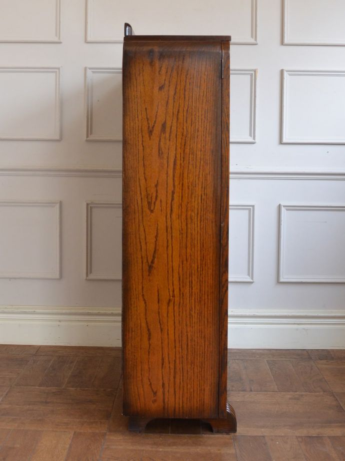 キャビネットの側面