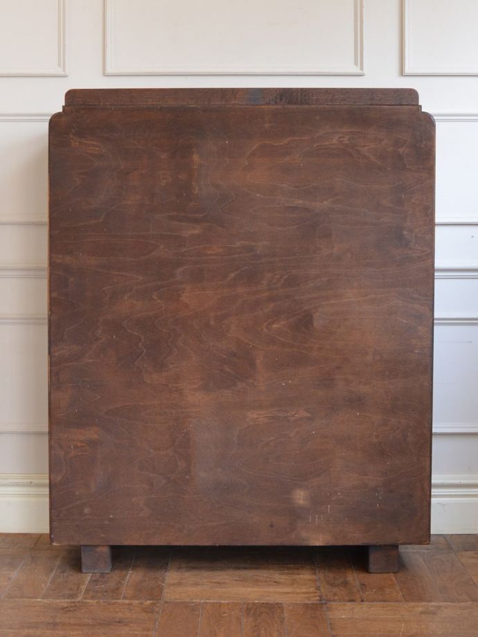 キャビネットの後ろ姿