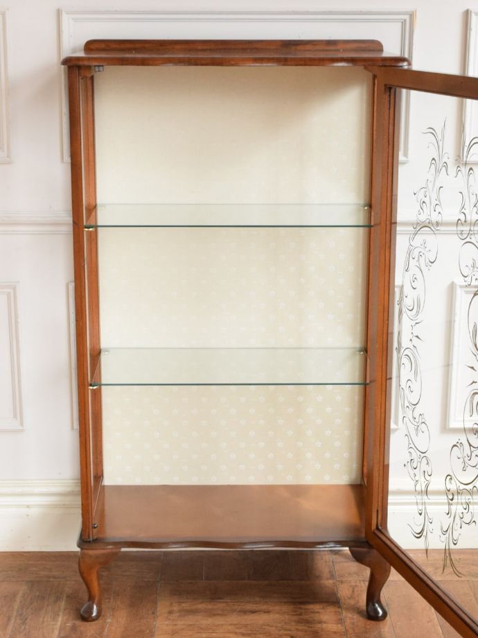 ガラスキャビネットの扉の中