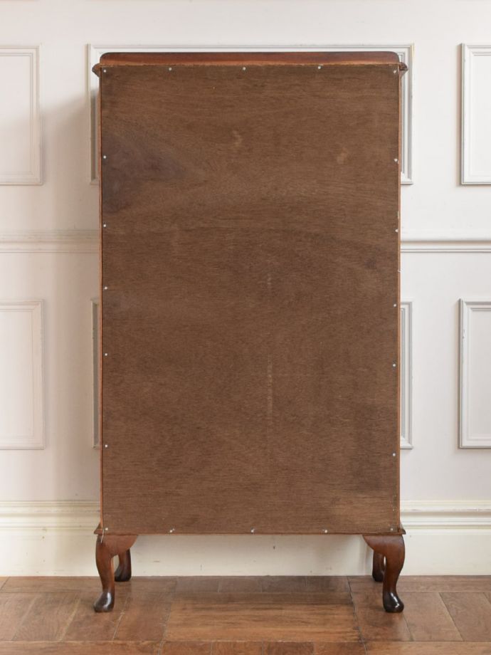 キャビネットの後ろ姿