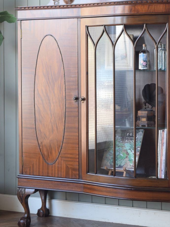 アンティーク家具らしさが漂うキャビネット