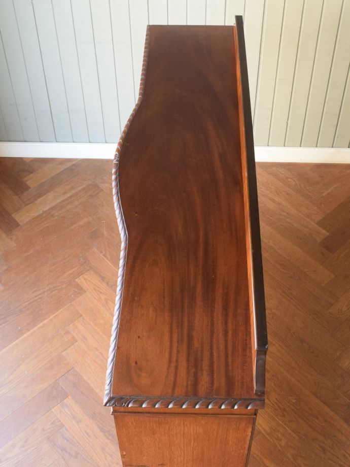 アンティークのキャビネットの天板