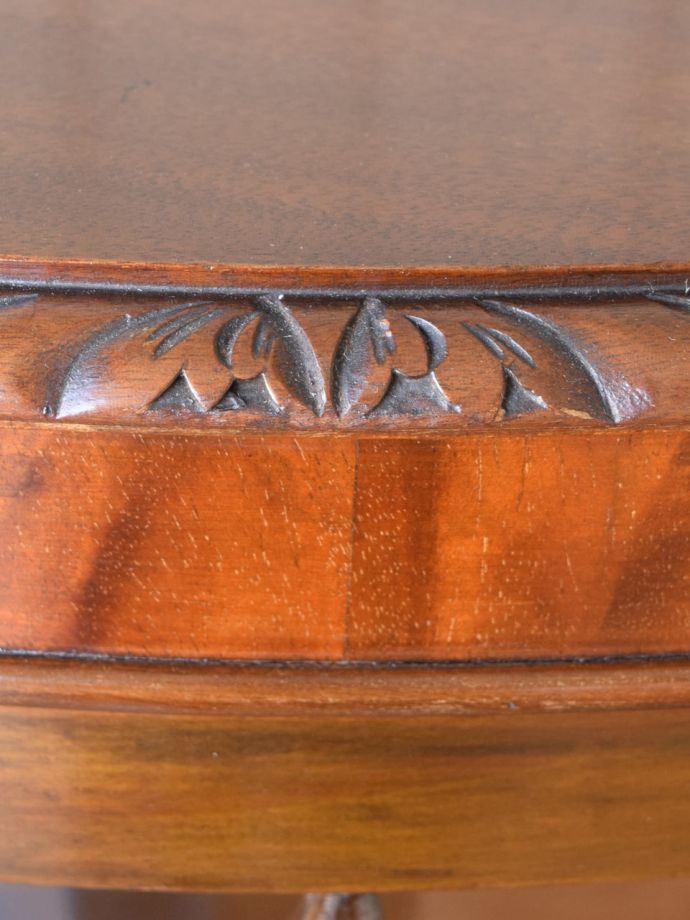 英国アンティーク家具らしい装飾