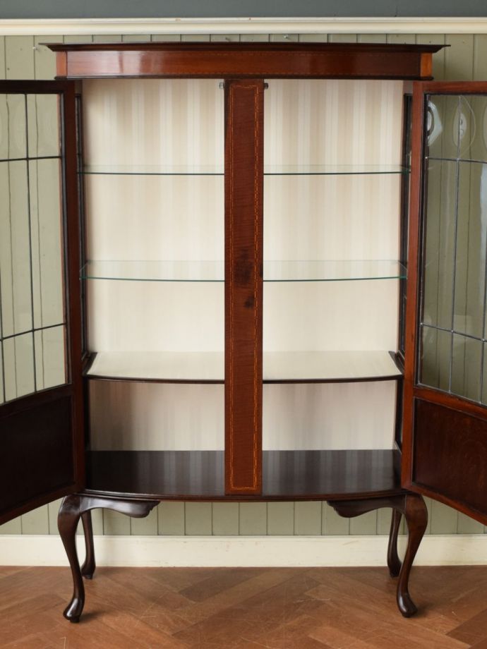 ガラスキャビネットの扉の中