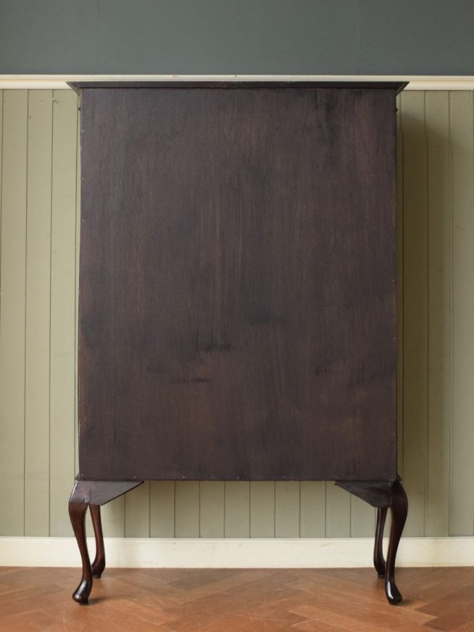 キャビネットの後ろ姿