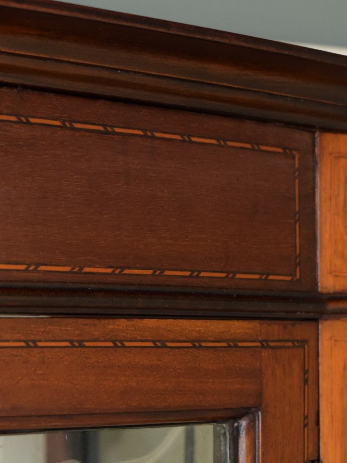 アンティークキャビネットの装飾