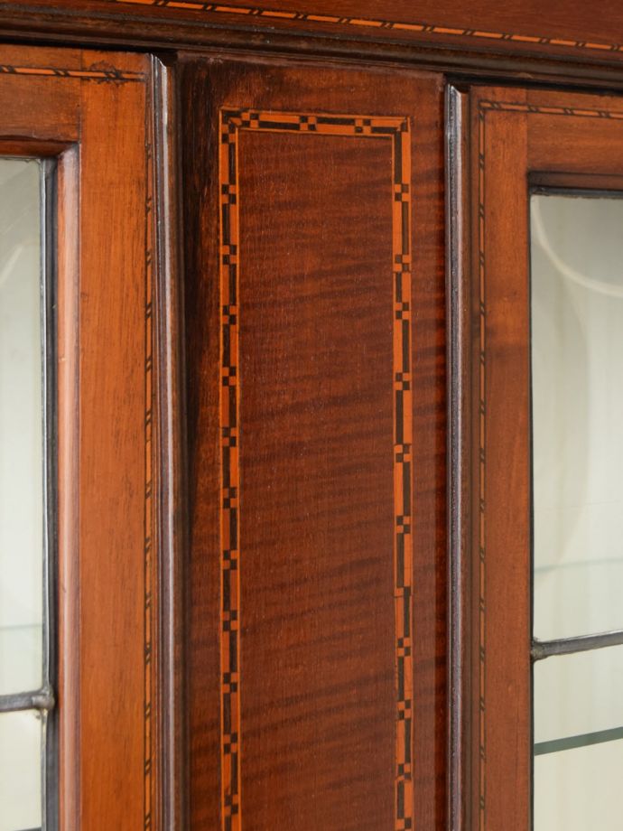 アンティークキャビネットの装飾