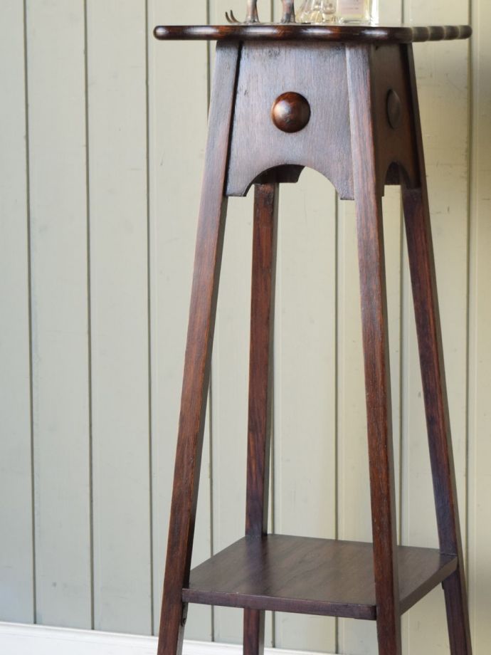 英国のアンティーク家具らしいデザイン