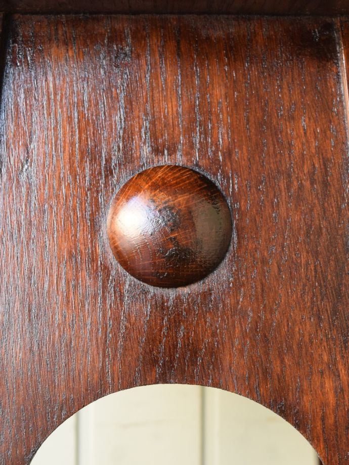 英国アンティーク家具らしい装飾