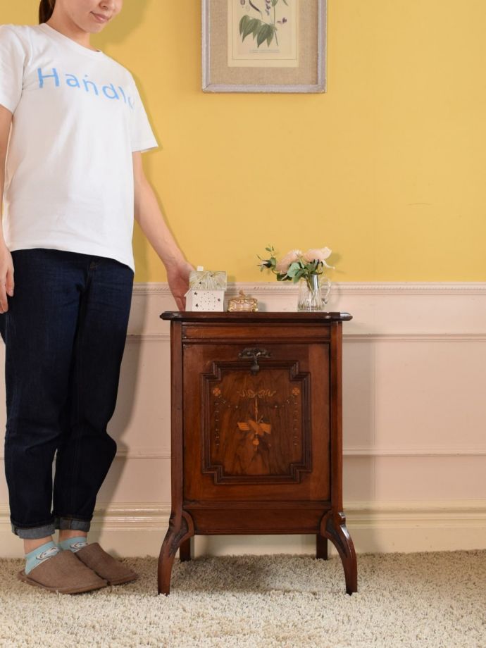 アンティークのサイドキャビネット