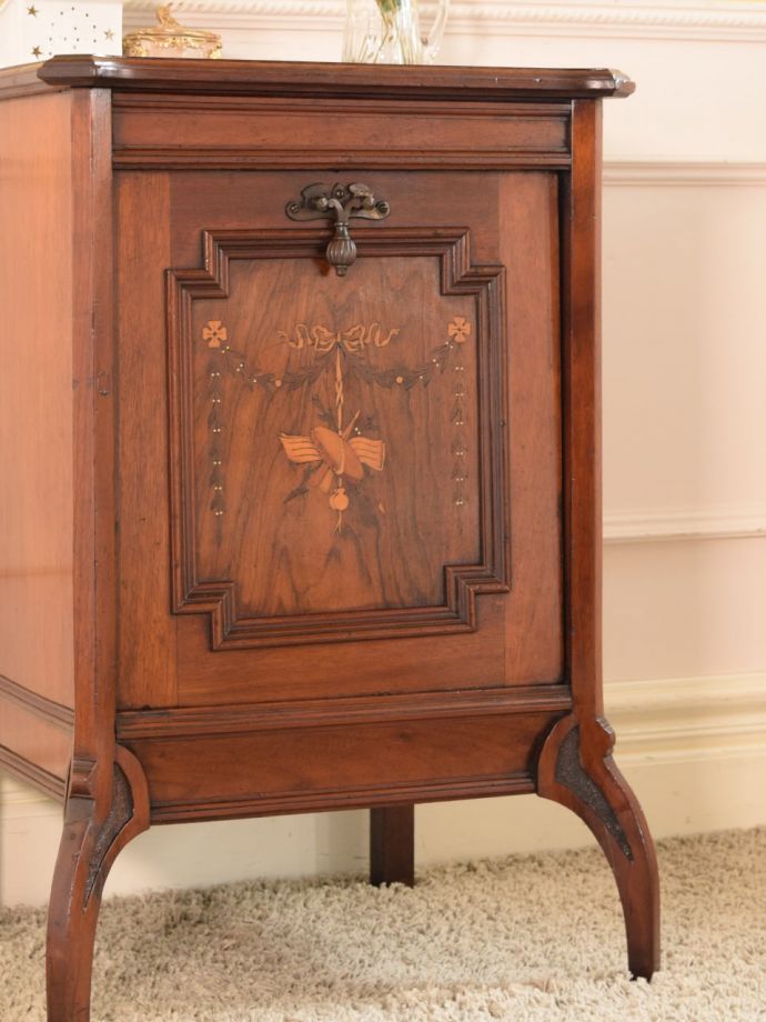 アンティーク家具らしい美しい杢目