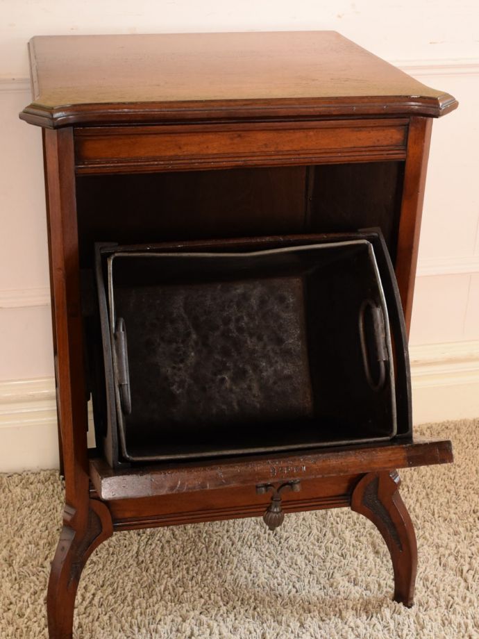 サイドキャビネットの扉の中