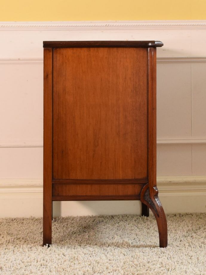 サイドキャビネットの側面