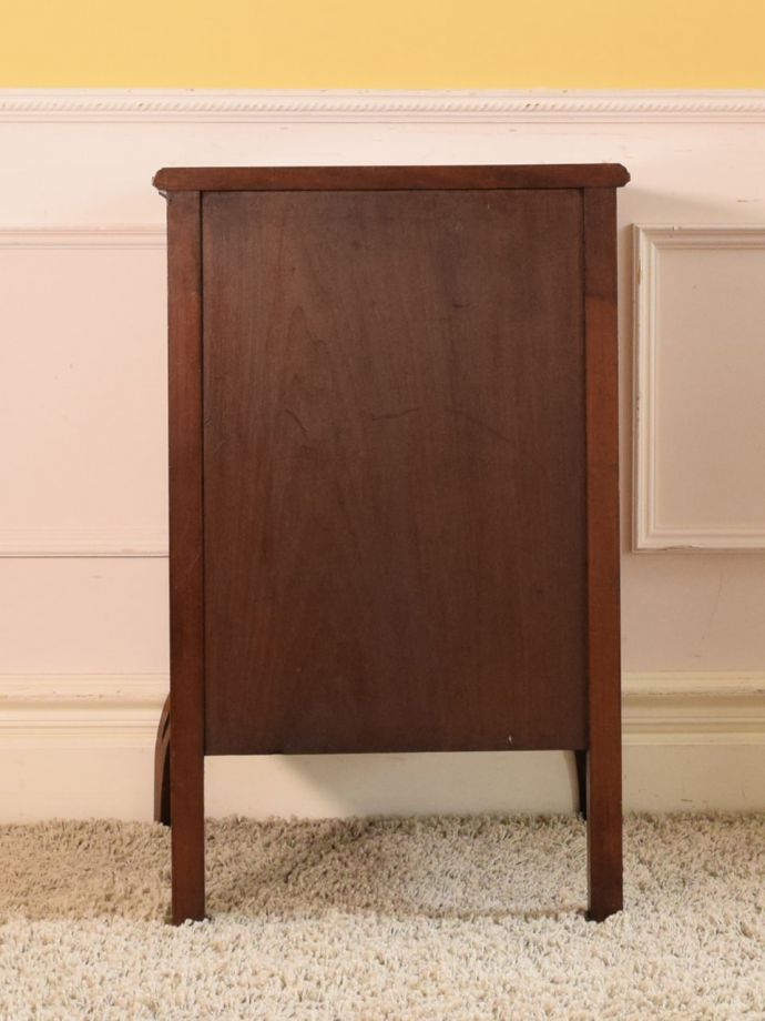 サイドキャビネットの後ろ姿