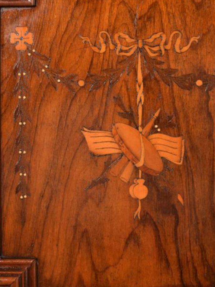 華やかな象嵌の模様