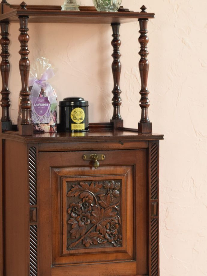 アンティーク家具らしい美しい杢目