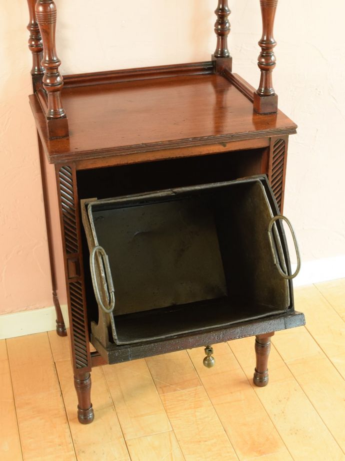 サイドキャビネットの扉の中