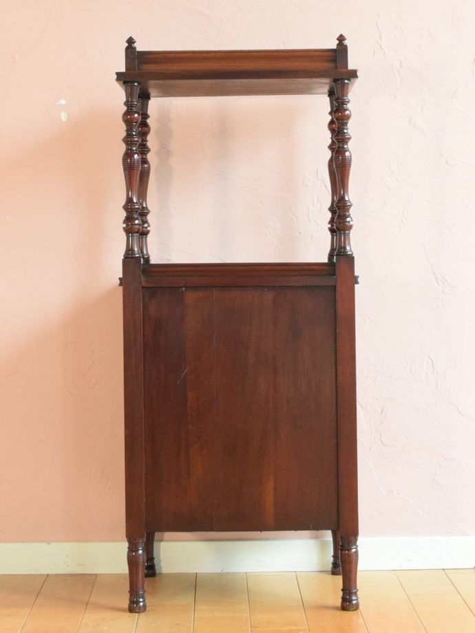 サイドキャビネットの後ろ姿